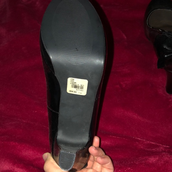 Leather heels with bow in back - Picture 3 of 3